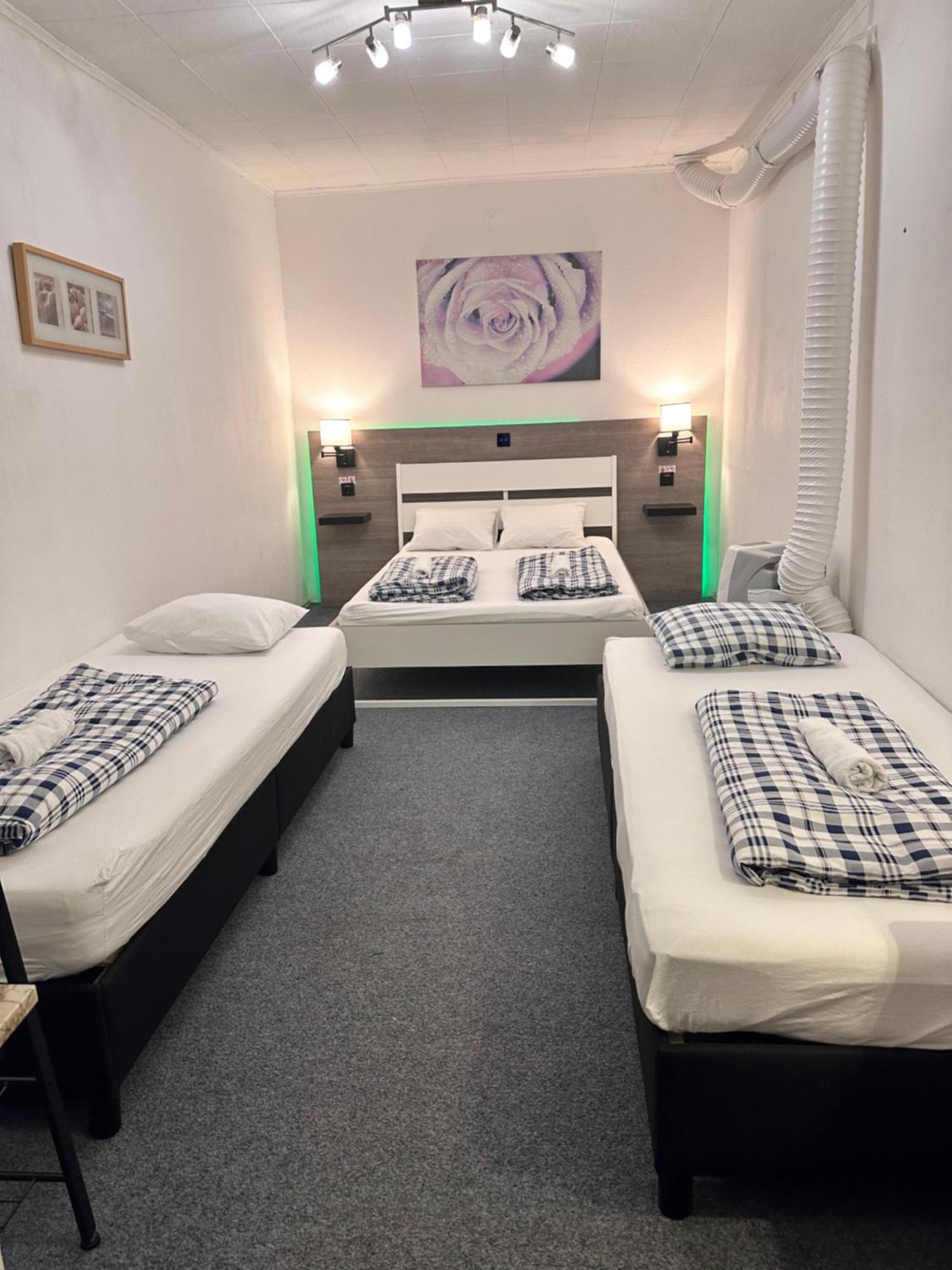Hostel Lovely Rooms, City Center, Shared Bathroom, Windows To Corridor Villach Phòng bức ảnh